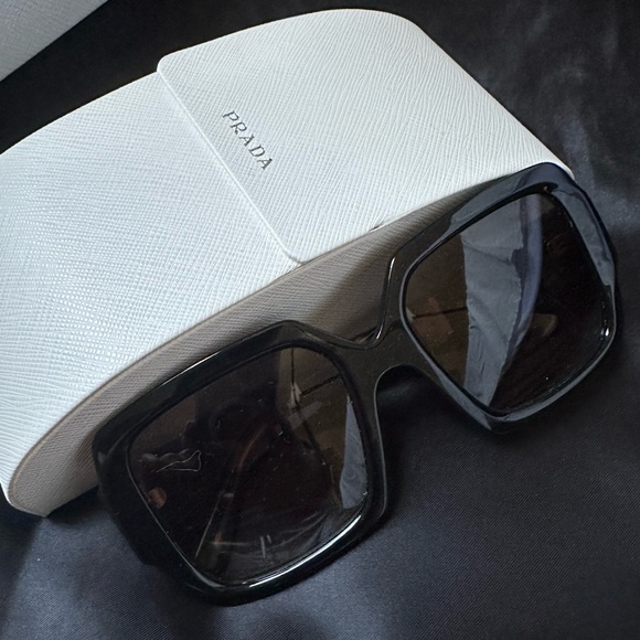 Slightly used women’s Prada sunglasses 100% authentic. - Picture 1 of 8